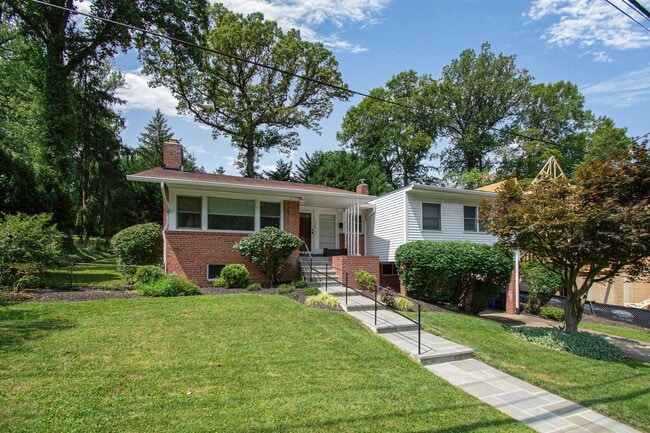 Building Photo - Elegant Rambler in Rollingwood Chevy Chase MD Rental