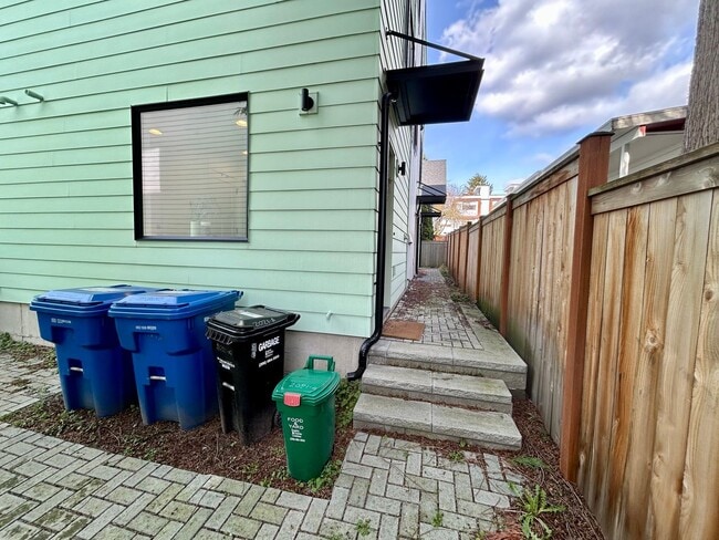 Photo - Spacious Ballard Townhome- 2 Bedrooms with Parking