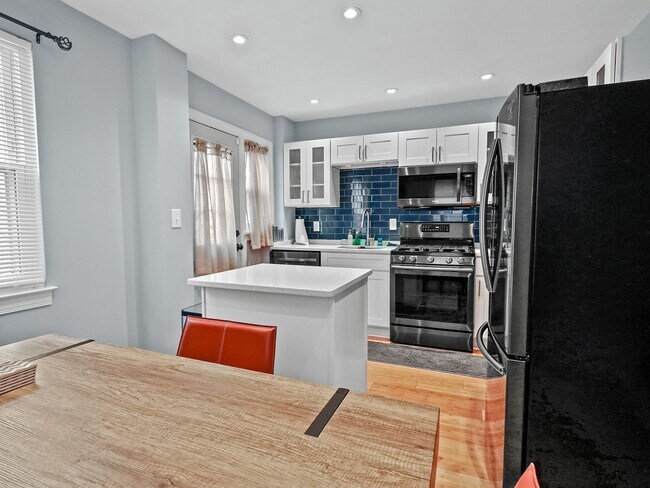 Photo - 636 Burns St SE