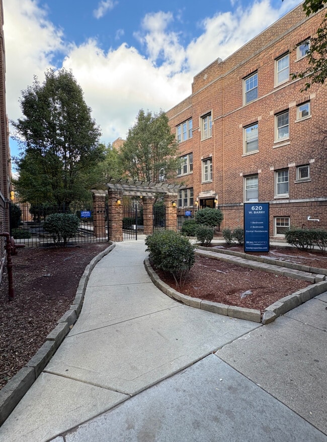 Building Photo - 622 W Barry Ave Unit 2N