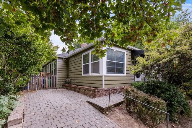 Building Photo - 1410 SE 32nd Ave Rental