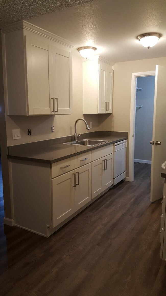 Photo - Cedarcrest Apart - 3