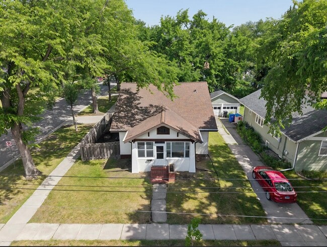 223 11th Ave N