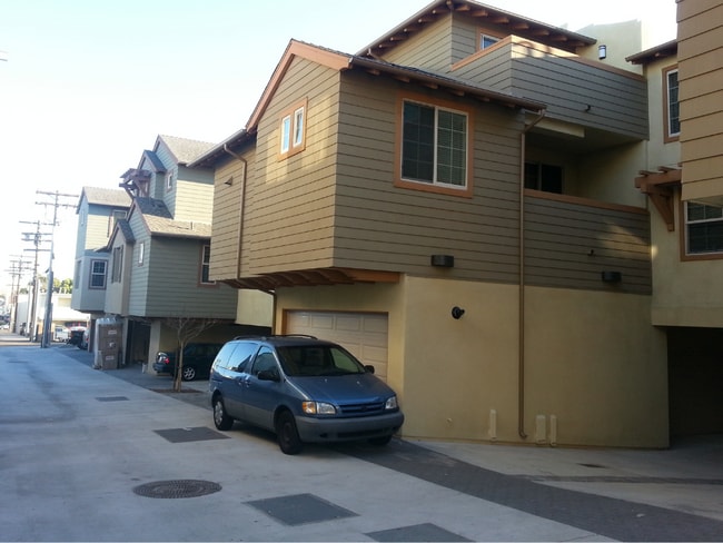 Building Photo - 1056 Pearl St Unit #7