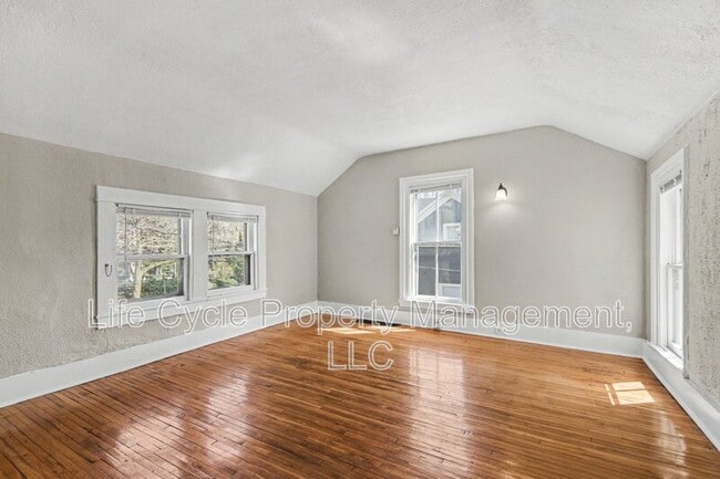 Photo - 329 Charles Ave SE