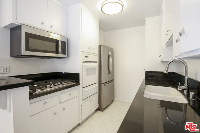 Building Photo - 1608 S Bentley Ave Rental