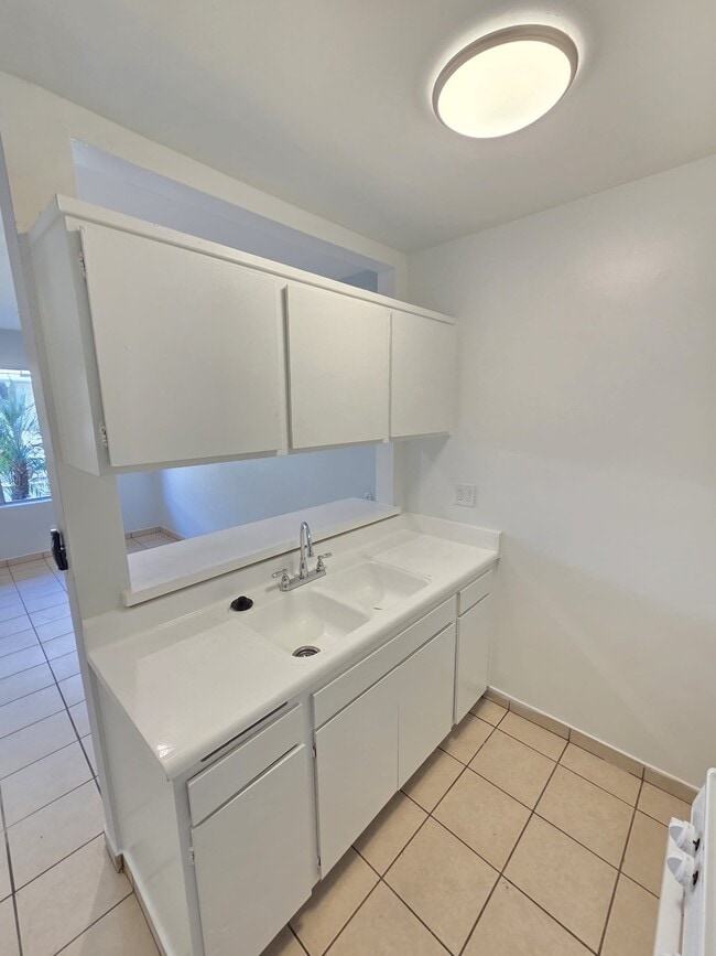 4660 Kester Ave Unit 111