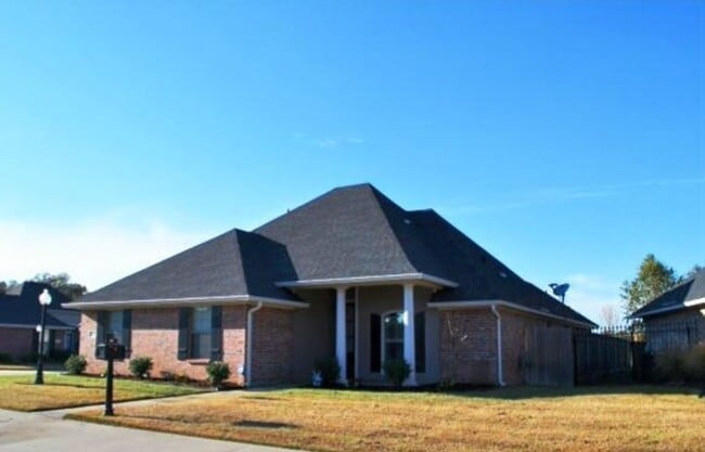 Building Photo - Lovely Home for Lease in Plantation Trace Garden Homes - Bossier City, LA 71112