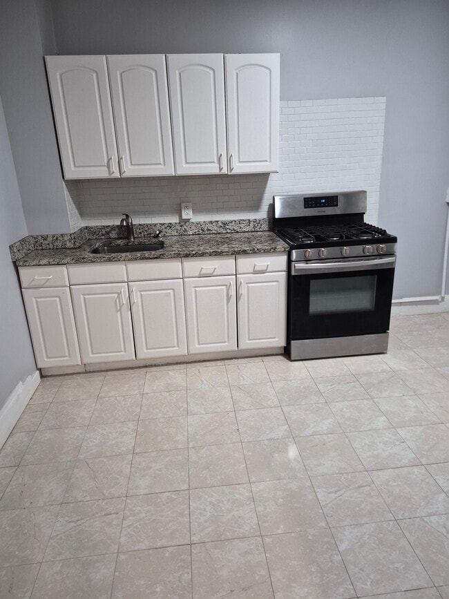 Studio - Full Eat In Kitchen