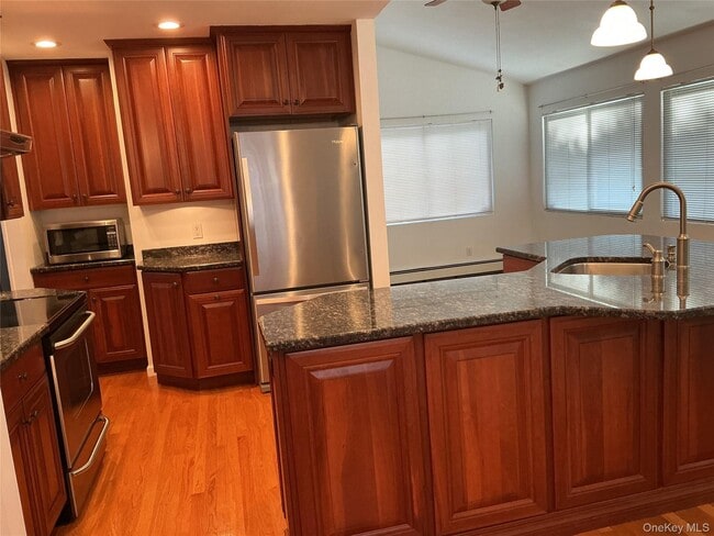 Photo - 4 Hitchcock Ln