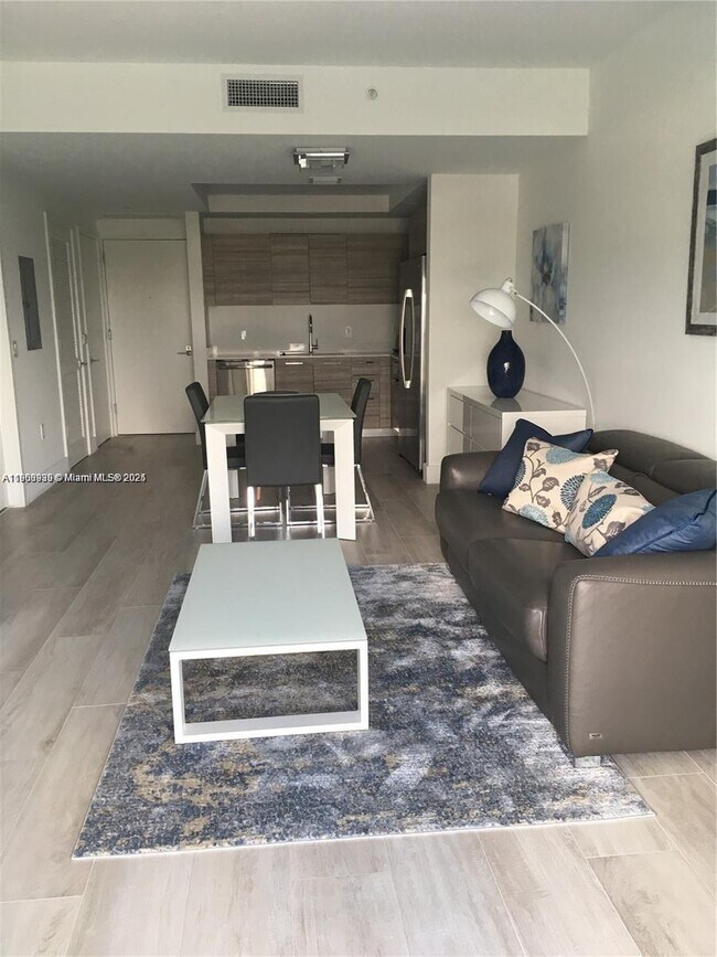 Photo - 121 NE 34th St Unidad 3011