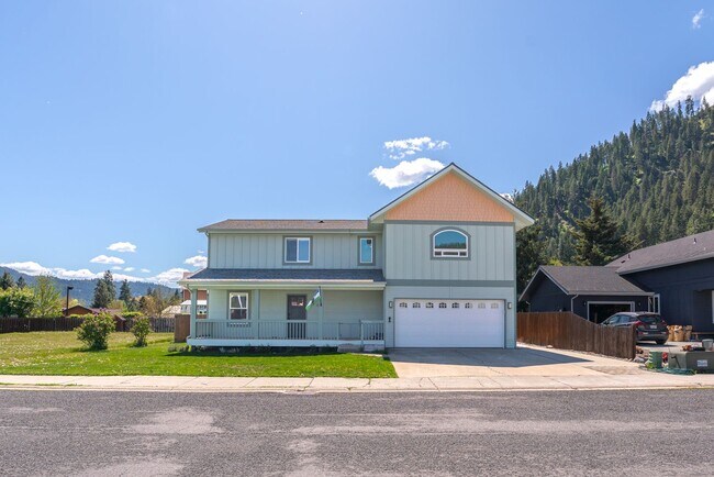 Building Photo - Bright & Spacious 4-Bedroom Haven Just Minutes from Leavenworth Village