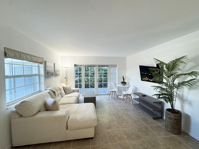 Building Photo - 234 Oleander Ave Unit 1