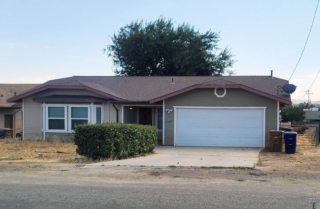 Building Photo - 3 Bedroom/ 2 bath Home in Town.