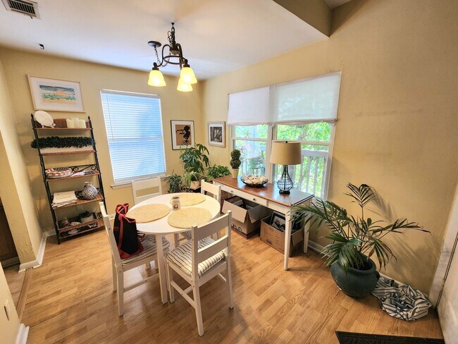 Photo - Top floor, corner unit condo off Shore Drive just two blocks from the bay!