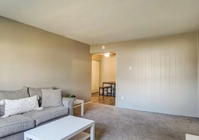 Photo - 2323 Shoreland Ave Unidad 2323-305