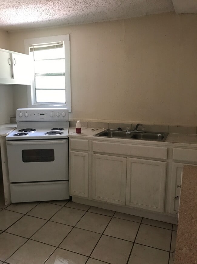 Photo - 622 Ave S NE