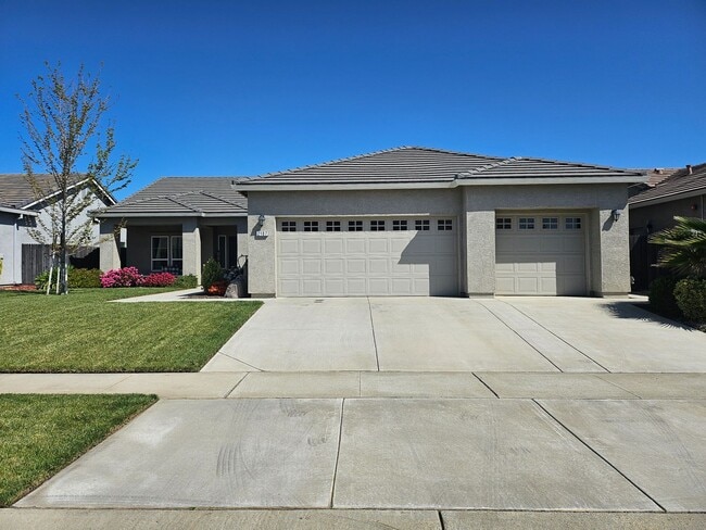 Building Photo - MUST SEE 4 Bedroom 2 bath