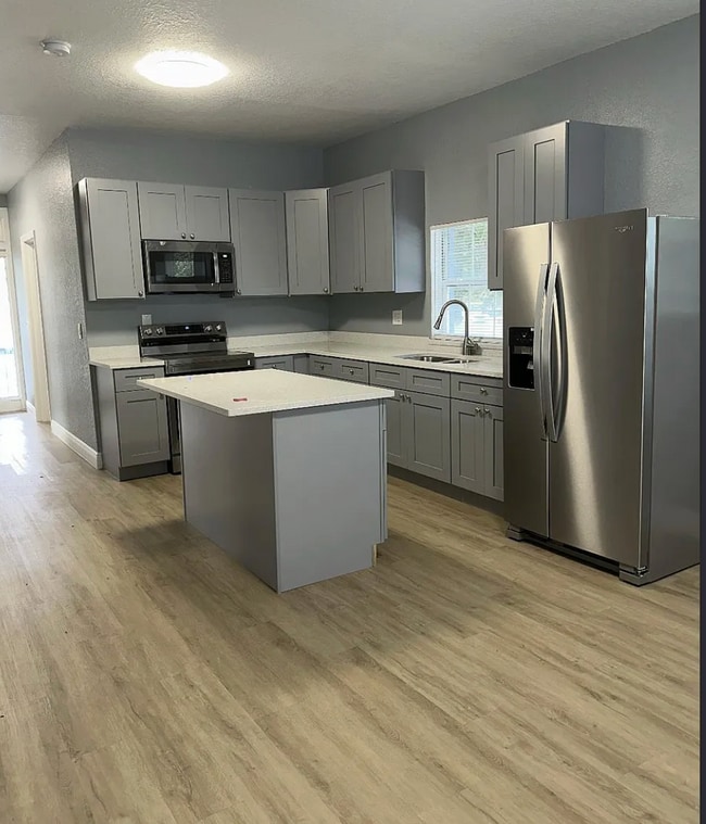 Photo - 2139 W St John St