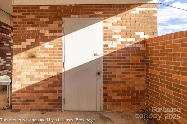 Photo - 213 Roslyn Rd