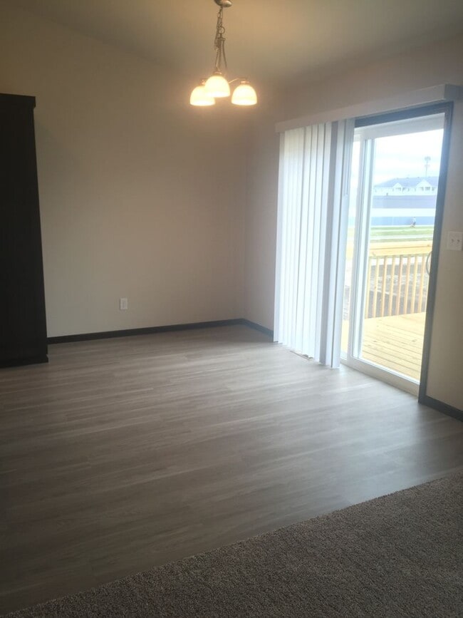 Photo - Eaglewood 3 Bedroom/ 2 Bathroom Twinhome