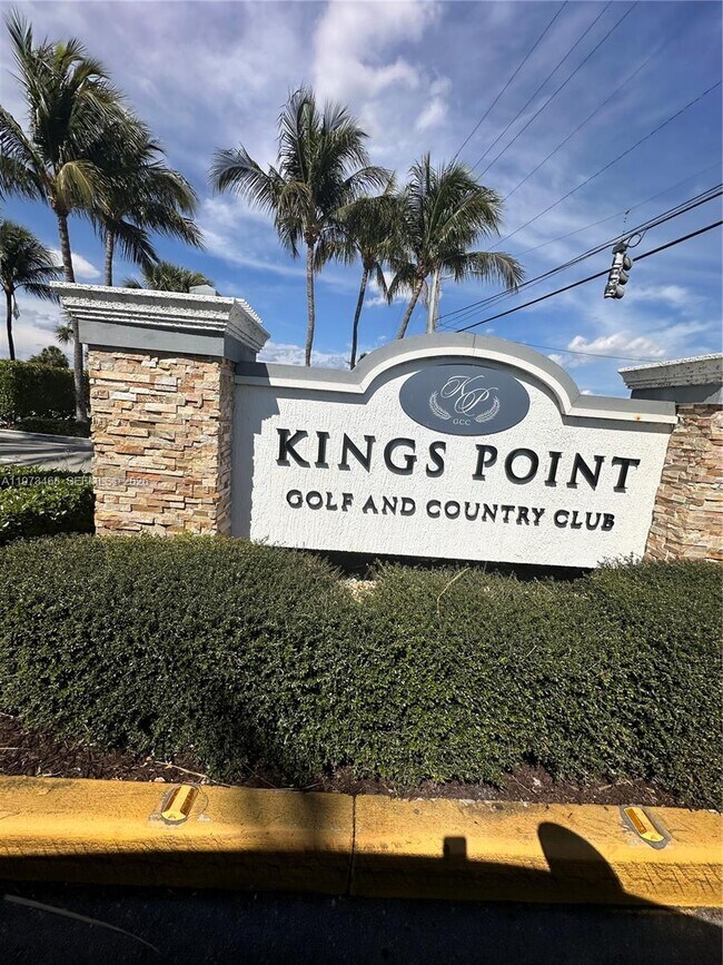 Photo - 323 Burgundy G Unit G