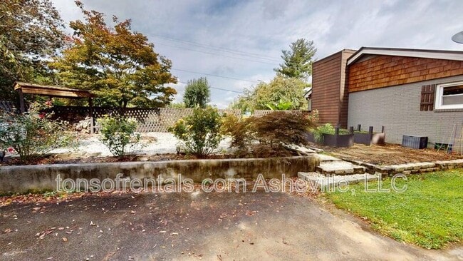 Photo - 423 Crest Rd