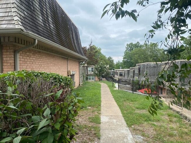 Photo - Beautiful 2 Bedroom / 2 Bath Apartment in Green Hills Under $2000!