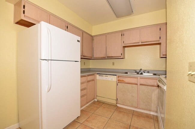 Building Photo - Lovely 2nd Floor, 1 Bed, 1 Bath Condo At Desert Shores!