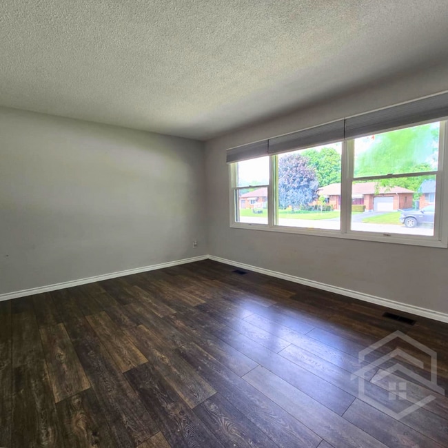 Photo - 3-Bedroom House in Tillsonburg!!
