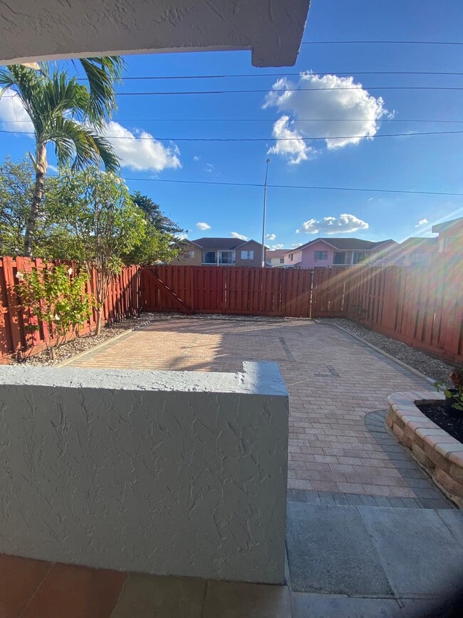 Building Photo - 1725 W 60th St Unit F128