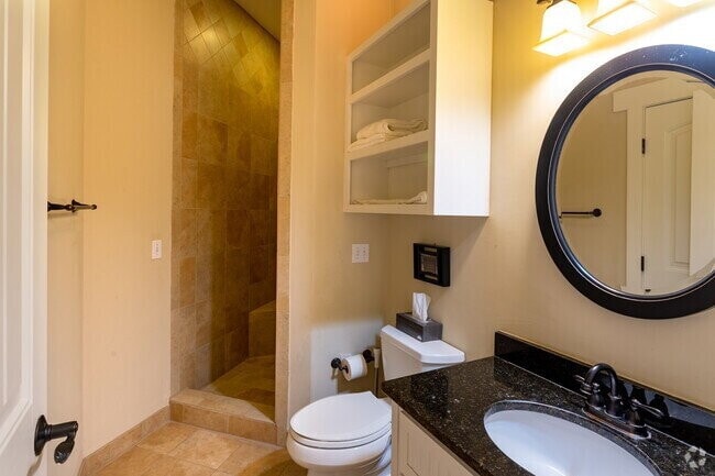 Photo - FULLY FURNISHED! 3 bed/3 bath Luxury Student Townhouse. Available Fall 2026!