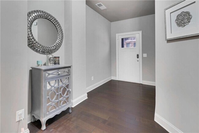 Photo - 5084 Whiteoak Terrace SE