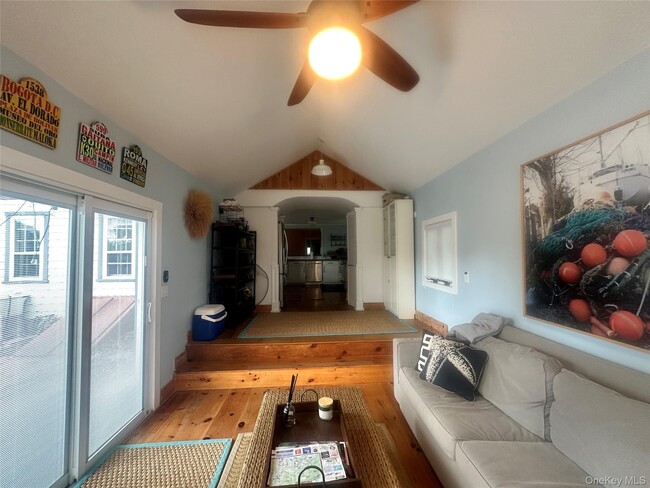 Photo - 744 Main St