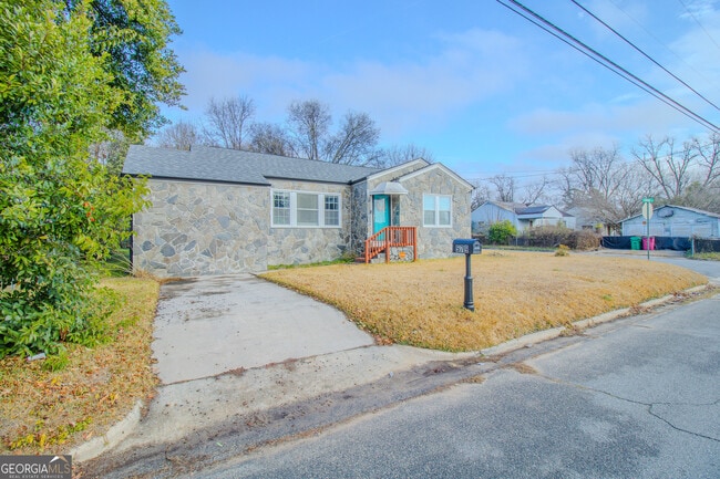 Photo - 579 Lynmore Ave