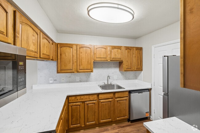 2BR, 2BA - 990SF - Kitchen