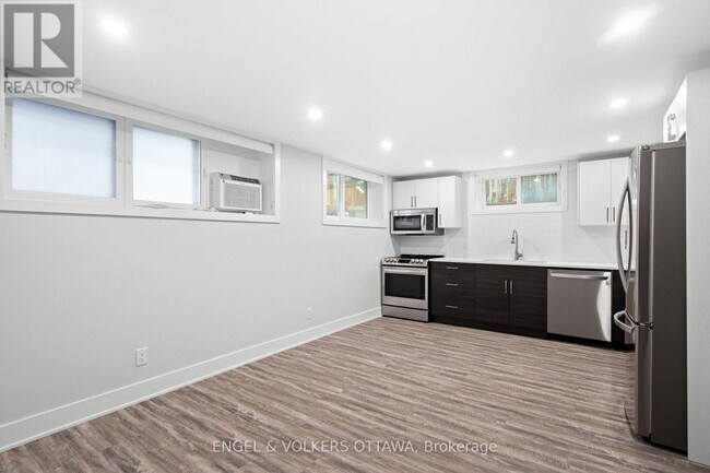 Photo - 569 McLeod St