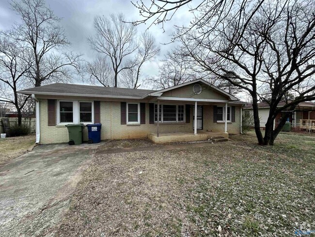 Building Photo - 1910 Canterbury Cir NW Rental