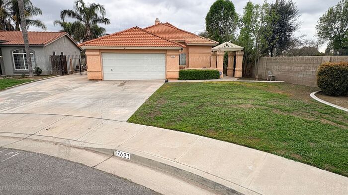 3 bedroom 2 bathroom home located near Wilderness Park and many shopping centers. - 3 bedroom 2 bathroom home located near Wilderness Park and many shopping centers.