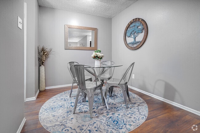 1BR, 1BA - 532SF - Dining Room