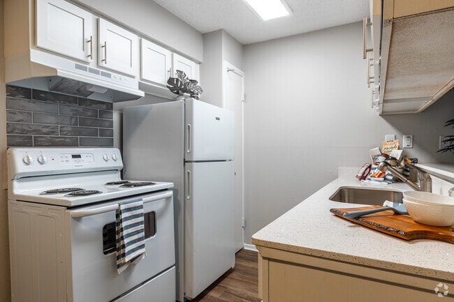 1BR, 1BA - 643SF - Kitchen