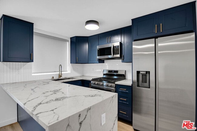 Photo - 1021 N Genesee Ave Unidad 12