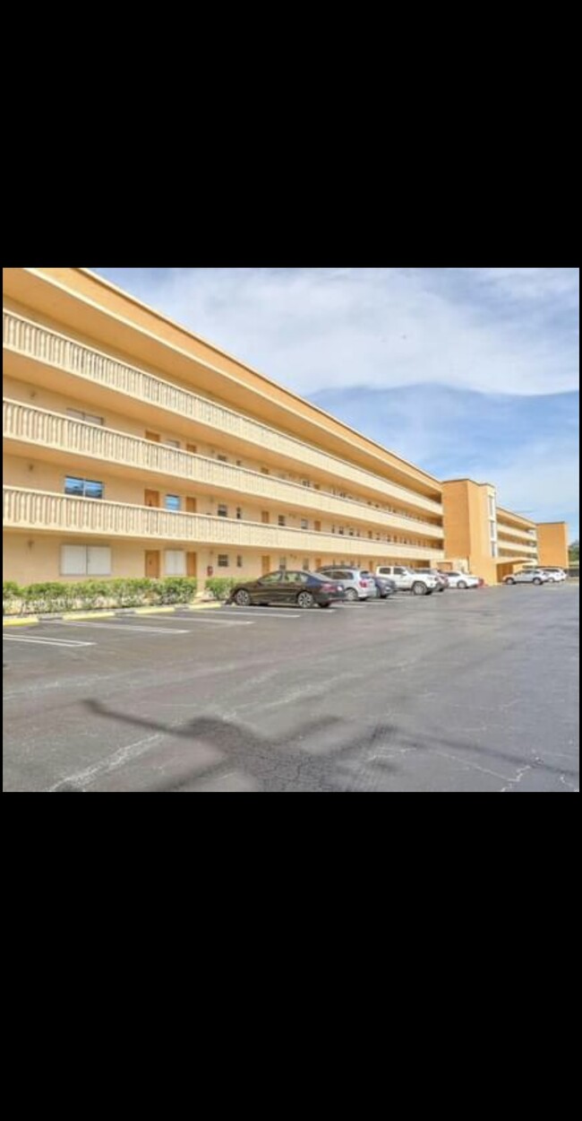 Front of Building /Parking Lot - 5100 SW 90th Ave Condominio Unidad 105