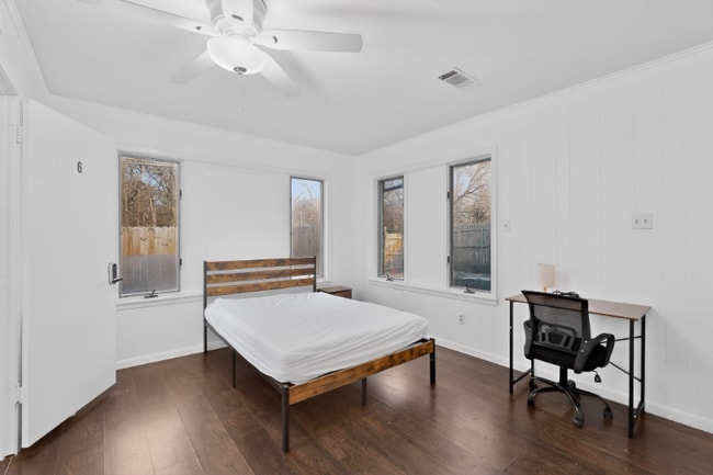 Photo - 404 Nottingham Dr