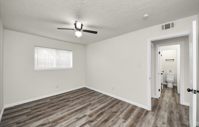 Building Photo - 2110 Melbourne St Unit 1