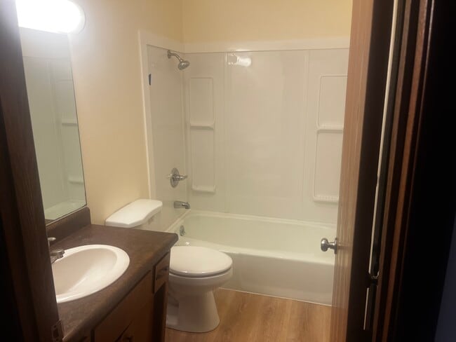 Bola con armario para ropa blanca - 805 E Cedar Ave Unidad 805 E. Cedar Ave.