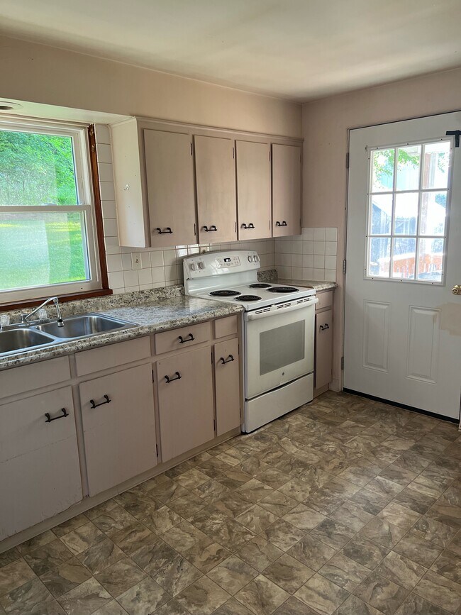 Kitchen, pictured appliances included - 386 Freeport Rd Unit Downstairs Apartment