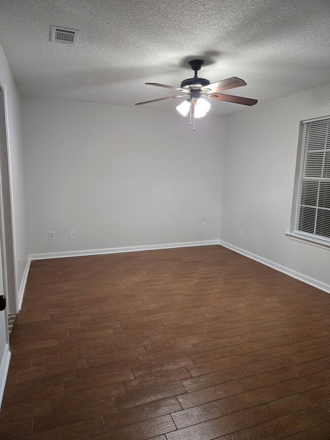 Photo - 142 Leeswood Cir