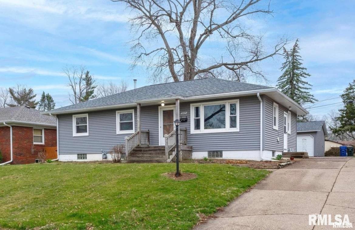 2423 E Central Park Ave House House Rental in Davenport, IA