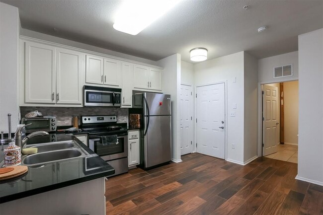 Photo - 910 W 25th St Unidad 208